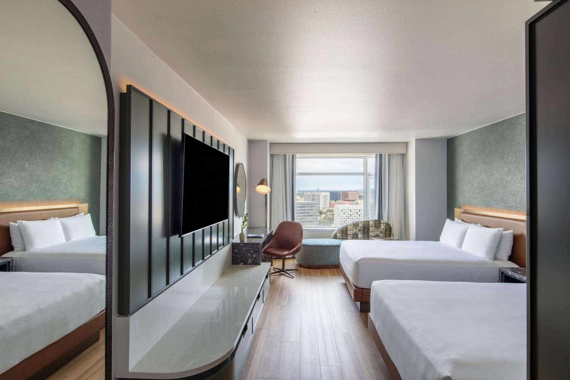 Habitación con 2 camas grandes y vistas a la ciudad